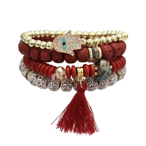 Bracelet bohème multicouche avec pendentif main de Hamsa et détails de pompon rouge