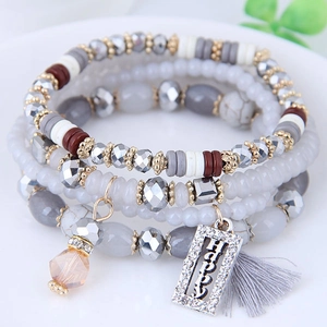 Bracelet multicouche bohème avec pompon gris et pendentif gravé Happy en métal