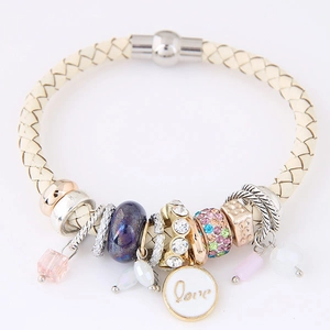 Bracelet en cuir tressé beige avec perles mauves et pendentif Love pour femme