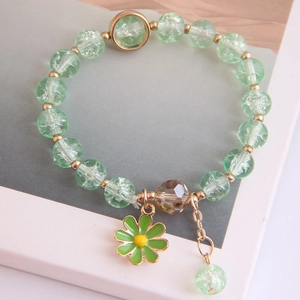 Hellgrünes Crackle-Kristall-Armband mit Gänseblümchen-Anhänger und goldenen Akzenten