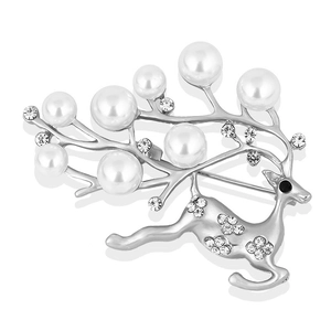 Élégante broche renne argentée avec perles et cristaux sur fond blanc minimaliste