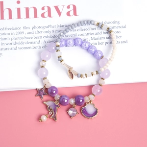 Perlenarmband Set mit lila Meeresanhängern wie Delfinen, Muscheln und Sternen