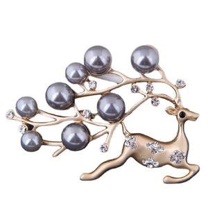 Broche cerf dorée avec perles grises et strass pour foulards et châles élégants