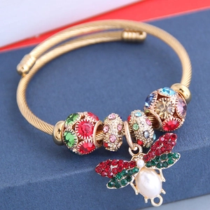 Bracelet jonc bohème en acier doré avec cristaux colorés et pendentif abeille perle