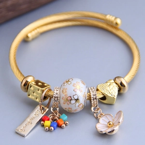 Bracelet ajustable en acier inoxydable doré avec perle en céramique cerisier et breloque cœur