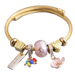 Bracelet ajustable en fil doré avec fleur en émail rose et breloques perlées