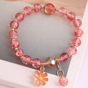 Rosa Kristallarmband mit Gänseblümchen-Anhänger und roségoldenen Details für Damen