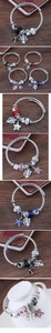 Détails des perles avec étoile de mer et feuille sur un bracelet en fil d'acier poli