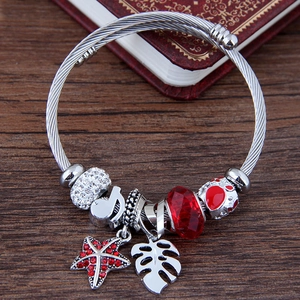 Bracelet en acier inoxydable argenté avec pendentifs étoile de mer et perles rouges