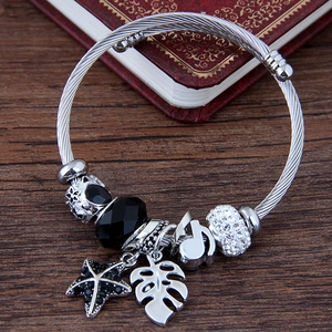 Bracelet à breloques en acier argenté avec pendentifs étoile de mer, feuille et note