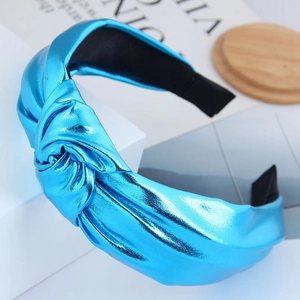 Cerchietto annodato blu metallizzato con fascia larga e fodera su supporto espositivo