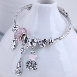 Bracelet à câble argenté avec perles roses, pendentif ours brillant et breloque cœur