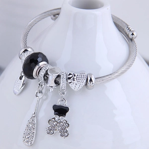 Bracelet jonc en fil d'acier argenté avec perles noires et breloques ours-cœur