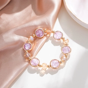 Elegantes Perlenarmband mit lila Crackle-Glas und Champagner-Kristallen auf Goldrahmen
