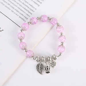 Bracciale in cristallo rosa con ciondoli a foglia e corona su sfondo bianco