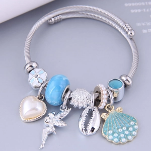 Bracelet à breloques avec perles de mer bleues et pendentif fée argenté pour femme