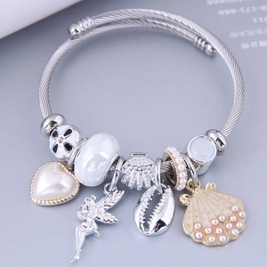 Bracelet à breloques argenté avec ailes d'ange cœur et pendentifs de coquillages