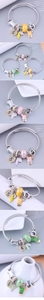 Détail du bracelet ouvert en fil de métal avec breloques cœur et perles en trois couleurs