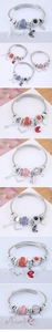 Dettaglio del bracciale in acciaio con perle di cristallo e ciondoli cuore e cigno