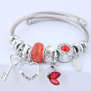 Bracciale a spirale argento con perle di opale rosso e ciondoli a forma di cigno e cuore