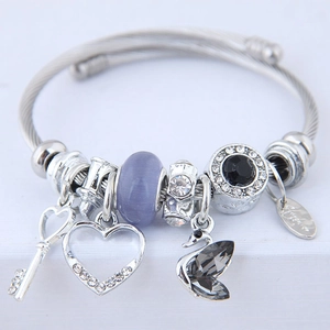 Bracciale argentato con perline, ciondoli a cuore e pendente a cigno su fascia rigida