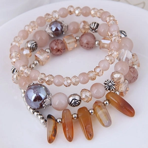 Bracelet multicouche en perles avec pierres œil de chat roses et breloques de rose