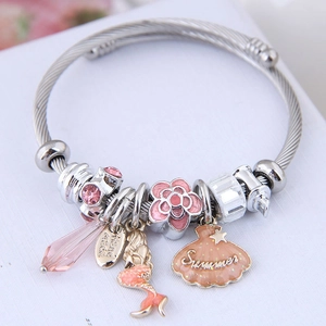 Bracelet jonc argenté ajustable avec fleur en émail rose et pendentifs de sirène