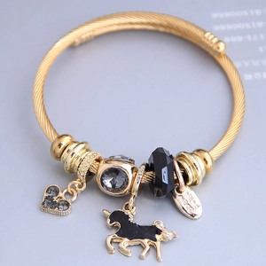 Bracelet jonc doré en acier avec breloques cœur rose, licorne et perles en cristal