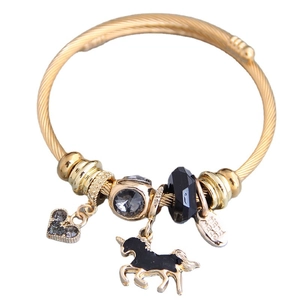 Bracelet en fil doré avec pendentif cœur, perles en cristal et breloque cheval noir