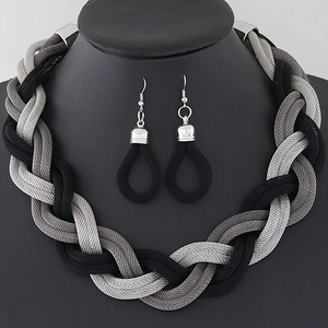 Set gioielli con collana a catena intrecciata a tre colori e orecchini a goccia