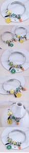 Dettaglio del bracciale in filo con ciondoli a limone, carota in smalto e targhetta handmade