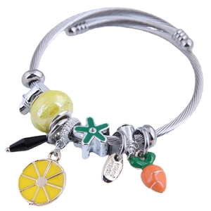 Bracciale alla moda con ciondoli a forma di frutta e carota su filo d'argento lucido