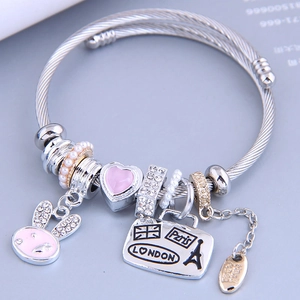 Edelstahl Draht Offener Armreif Legierung Emaille Herz Hase Charm Armband Reisethema Strass Kunstperle Schmuck Für Damen