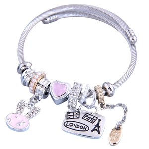 Silbernes Edelstahl-Armband mit rosa Hasen- und Herz-Anhängern sowie London-Paris-Motiven