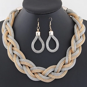 Set di gioielli con collana a catena intrecciata bicolore e orecchini a goccia abbinati