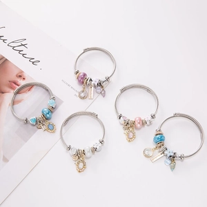 Five-piece adjustable stainless steel wire bracelet set with heart and shell charms