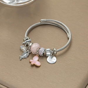 Bracelet en fil d'acier inoxydable avec perles de cristal rose et breloque poisson