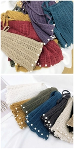 Détail de châles en tricot avec bordure en perles en diverses couleurs et textures