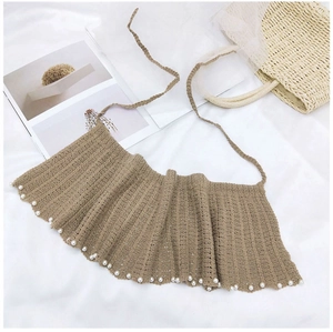 Détail du châle en crochet marron avec bordure en perles et maille texturée sur fond blanc