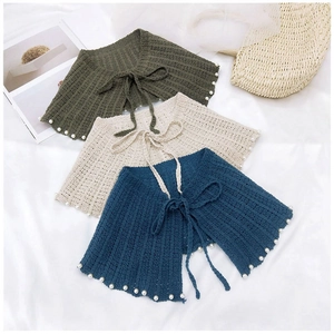 Trois châles tricotés en vert, beige et bleu avec bordure perles sur fond blanc