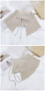 Détail du châle en maille beige ajourée avec finitions élégantes en perles blanches