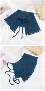 Détail d'un col amovible en tricot bleu marine avec perles et ruban à nouer pour femme