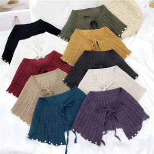 Châle en tricot avec bordure en perles et lien à nouer en plusieurs couleurs