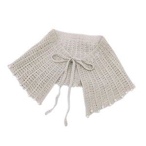 Châle en maille ajourée beige avec perles décoratives et ruban à nouer devant