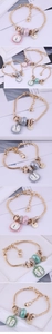 Détail du bracelet chaîne serpent dorée avec breloque lion en résine et perles en cristal