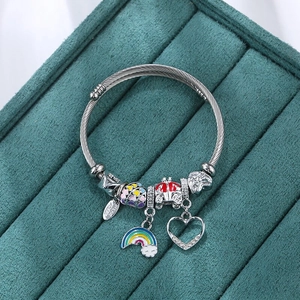 Bracciale stile boho in argento con ciondoli a arcobaleno e cuore in rilievo