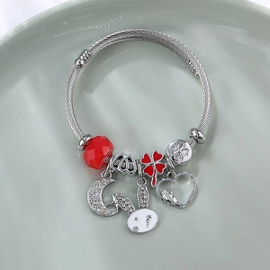 Silbernes Kabel-Armreif mit Mond, Hase, Herz und rotem Klee Anhängern für Damen