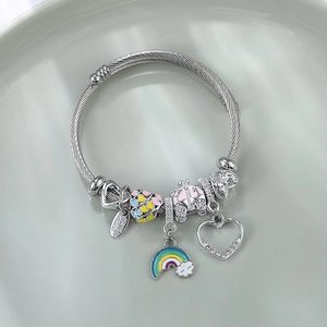 Bracciale in filo d'acciaio argento con ciondoli arcobaleno in smalto e pendenti a cuore