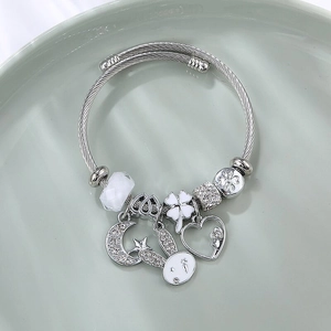 Silbernes Perlenarmband mit Kaninchen, Mond und Herzanhängern in Keramikschale