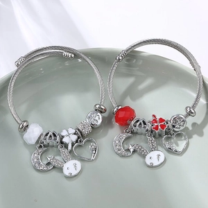 Verstellbare Edelstahldraht-Armbänder mit Hasenanhänger und Kristallperlen